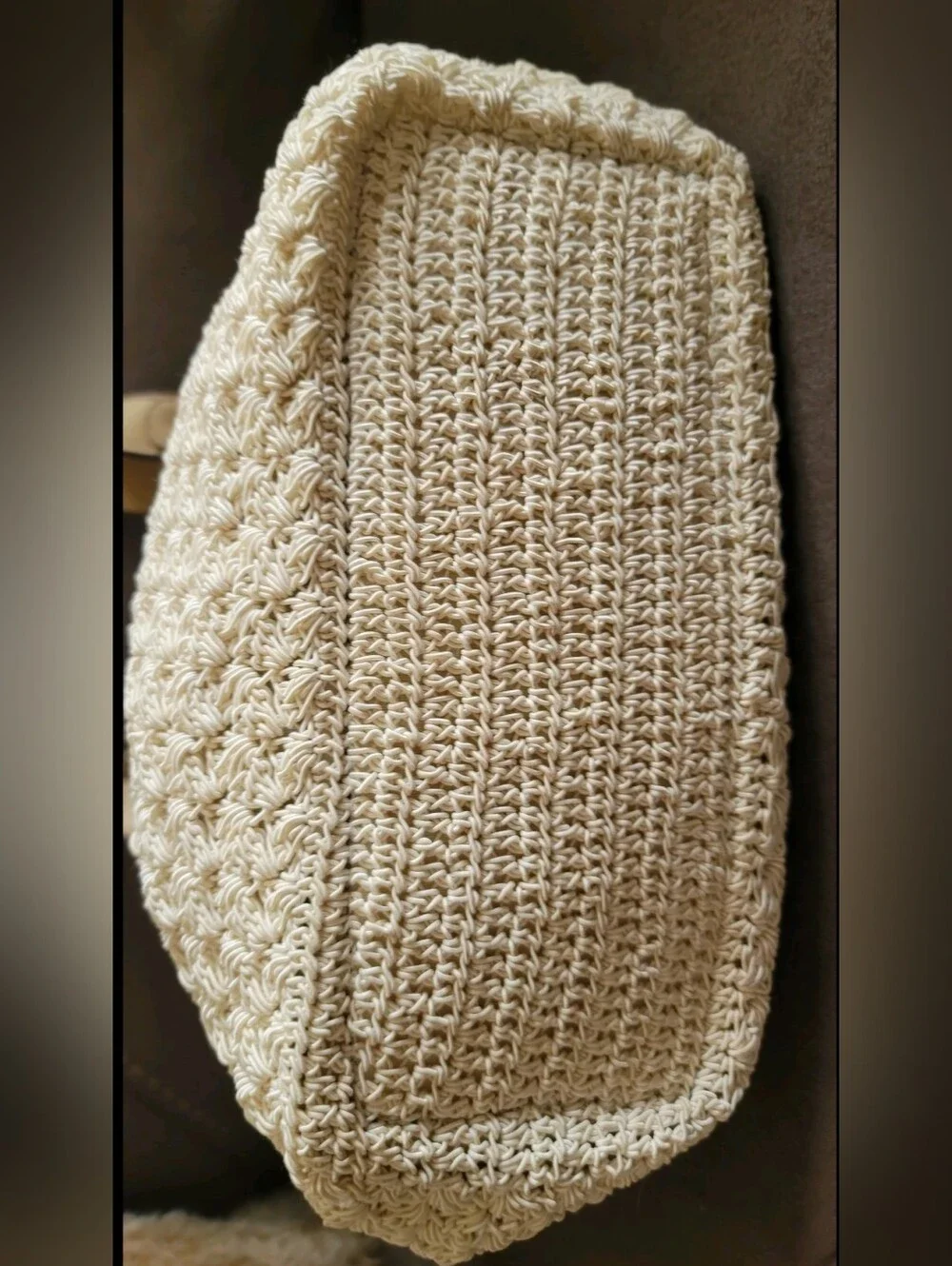 Women's Ivory Knit Woven Handbag with Top Zipper & Wood Plumeria Keychain *READ*